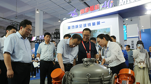 中原農(nóng)谷第二屆振動(dòng)機(jī)械產(chǎn)業(yè)博覽會(huì)盛大開幕，新鄉(xiāng)市長魏建平親臨高服展區(qū)指導(dǎo)工作